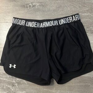 UNDER Armour loose style black and white shorts.Medium.Great used condition.